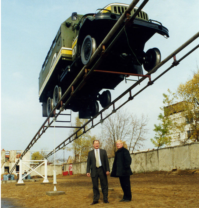 Анатолий Юницкий на испытательном полигоне, октябрь 2001 г.