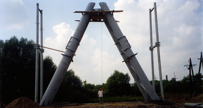 Начало монтажа большой анкерной опоры высотой 15 метров, август 2001 г.