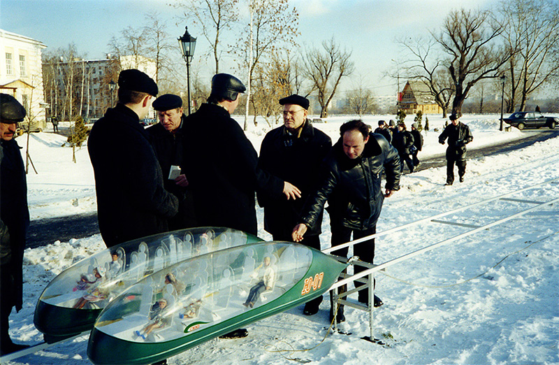 На территории московского музея-заповедника Коломенское прошла презентация действующей модели струнного транспорта Юницкого масштаба 1:5 российским государственным деятелям