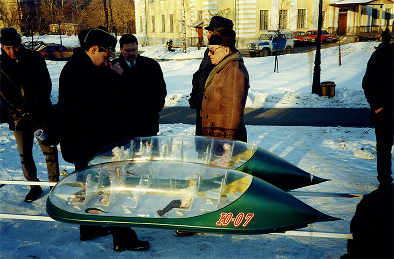 На территории московского музея-заповедника Коломенское прошла презентация действующей модели струнного транспорта Юницкого масштаба 1:5 российским государственным деятелям