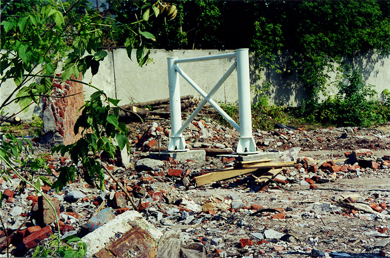 На испытательном полигоне СТЮ в г. Озёры установлены промежуточные опоры различной высоты для стенда Путевая структура