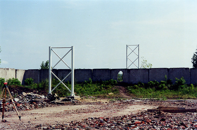 На испытательном полигоне СТЮ в г. Озёры установлены промежуточные опоры различной высоты для стенда Путевая структура