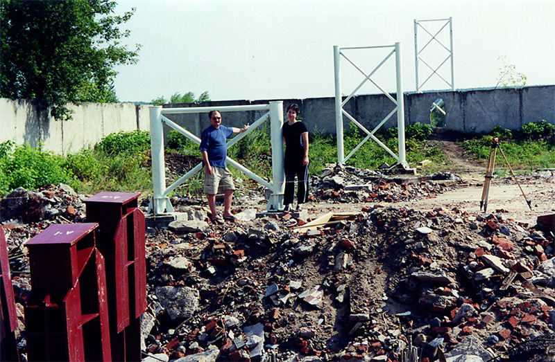 На испытательном полигоне СТЮ в г. Озёры установлены промежуточные опоры различной высоты для стенда Путевая структура