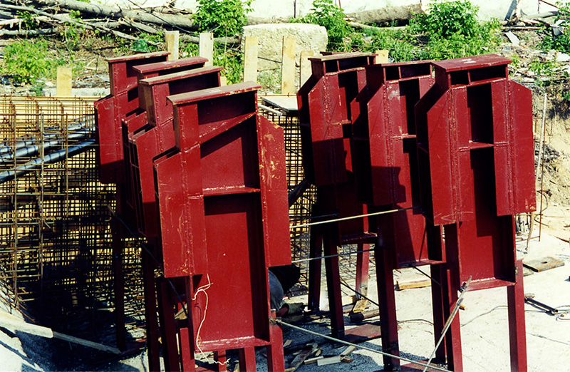 На испытательном полигоне СТЮ в г. Озёры установлены промежуточные опоры различной высоты для стенда Путевая структура