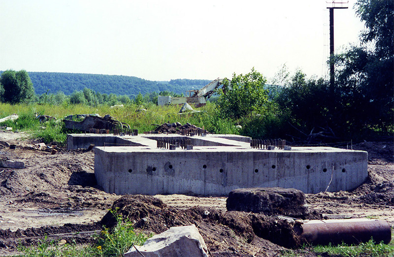 На испытательном полигоне СТЮ в г. Озёры установлены промежуточные опоры различной высоты для стенда Путевая структура