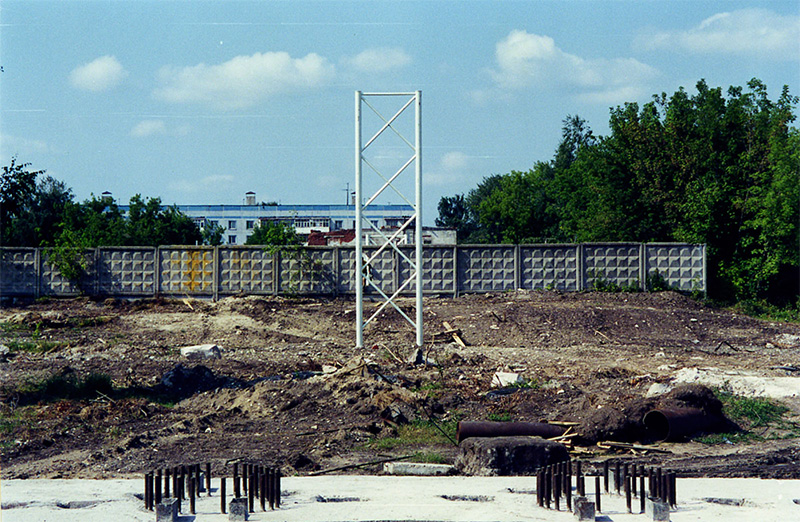 На испытательном полигоне СТЮ в г. Озёры установлены промежуточные опоры различной высоты для стенда Путевая структура
