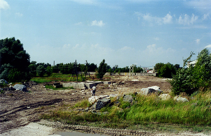 На испытательном полигоне СТЮ в г. Озёры установлены промежуточные опоры различной высоты для стенда Путевая структура