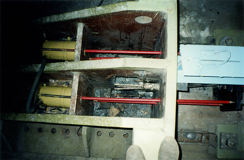 На фотографиях запечатлены испытания фрагмента путевой структуры длиной 4 метра, которые производились в мае-июле 2001 года