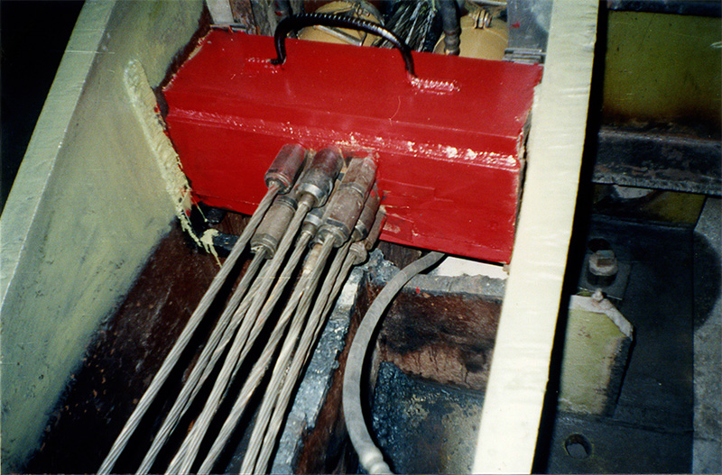 На фотографиях запечатлены испытания фрагмента путевой структуры длиной 4 метра, которые производились в мае-июле 2001 года