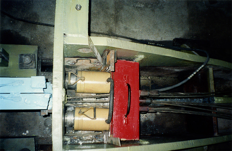 На фотографиях запечатлены испытания фрагмента путевой структуры длиной 4 метра, которые производились в мае-июле 2001 года