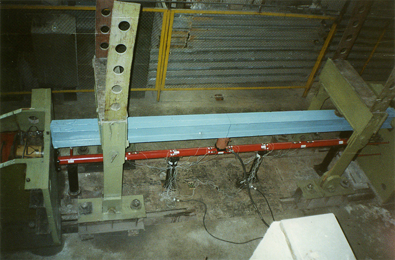 На фотографиях запечатлены испытания фрагмента путевой структуры длиной 4 метра, которые производились в мае-июле 2001 года