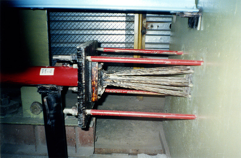 На фотографиях запечатлены испытания фрагмента путевой структуры длиной 4 метра, которые производились в мае-июле 2001 года