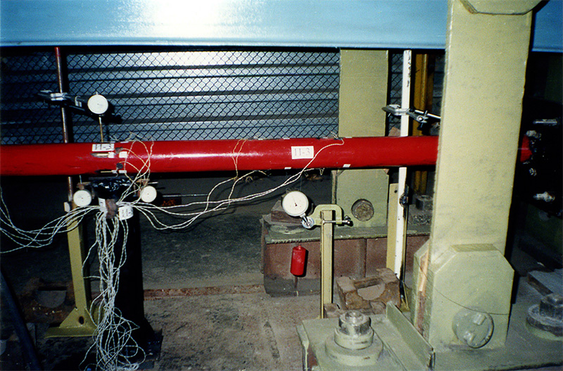 На фотографиях запечатлены испытания фрагмента путевой структуры длиной 4 метра, которые производились в мае-июле 2001 года