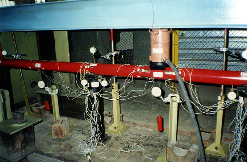 На фотографиях запечатлены испытания фрагмента путевой структуры длиной 4 метра, которые производились в мае-июле 2001 года