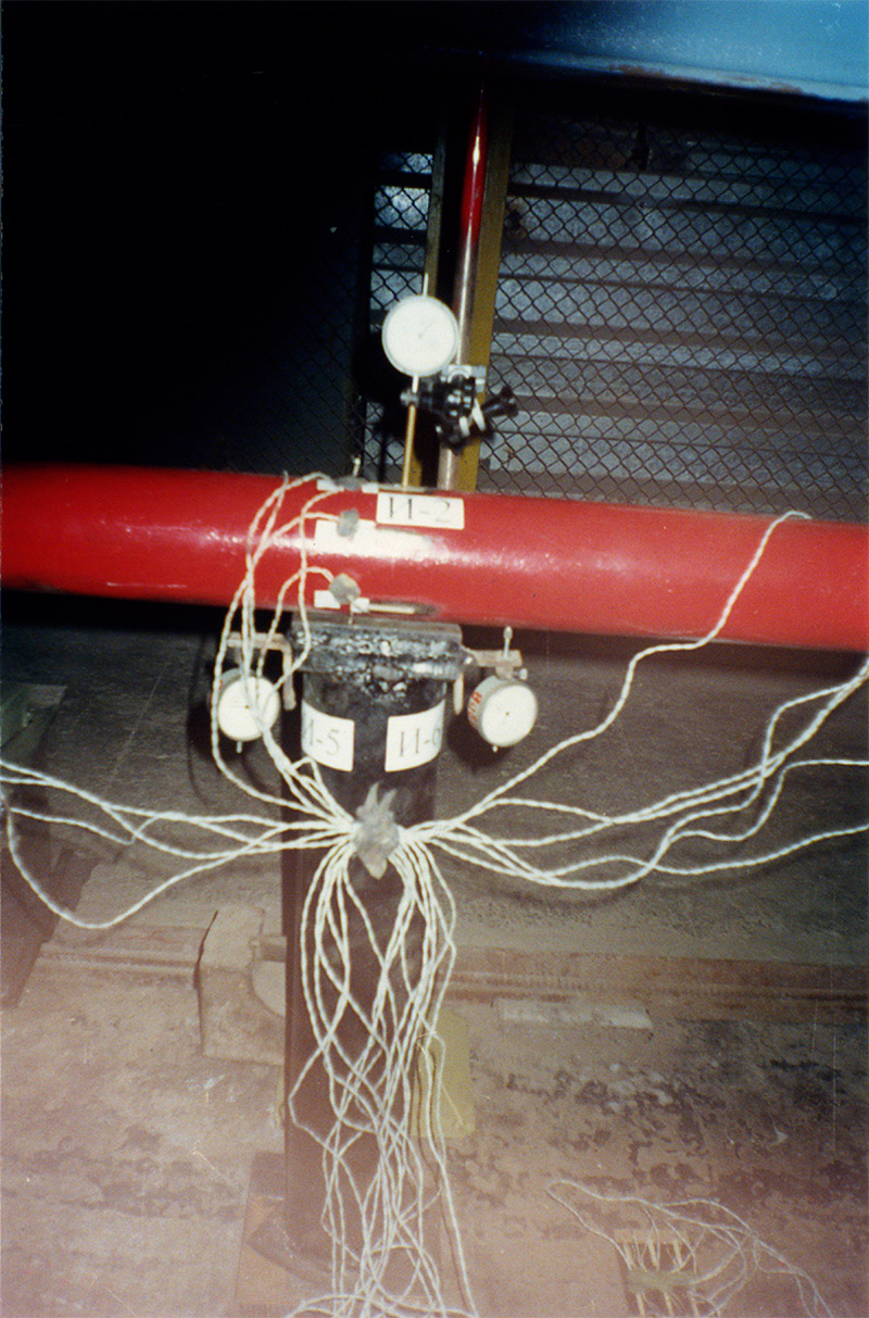 На фотографиях запечатлены испытания фрагмента путевой структуры длиной 4 метра, которые производились в мае-июле 2001 года