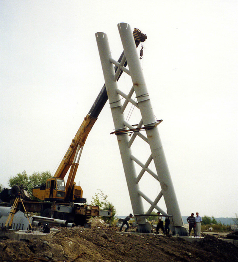На испытательном полигоне струнного транспорта Юницкого производится монтаж узлов второй анкерной опоры на строящемся стенде Путевая структура