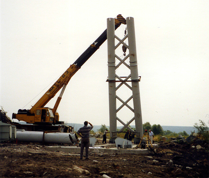 На испытательном полигоне струнного транспорта Юницкого производится монтаж узлов второй анкерной опоры на строящемся стенде Путевая структура