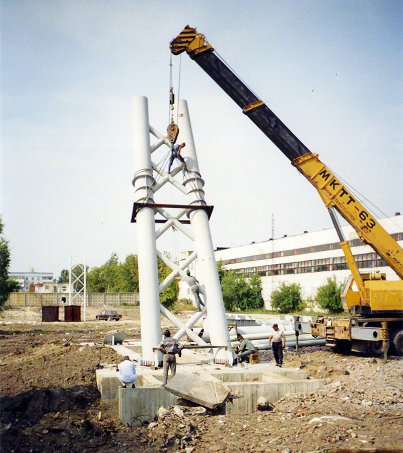 На испытательном полигоне струнного транспорта Юницкого производится монтаж узлов второй анкерной опоры на строящемся стенде Путевая структура
