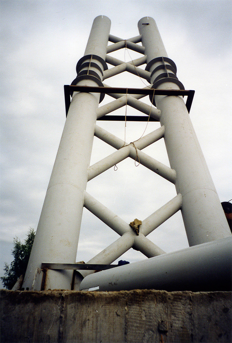 На испытательном полигоне струнного транспорта Юницкого производится монтаж узлов второй анкерной опоры на строящемся стенде Путевая структура