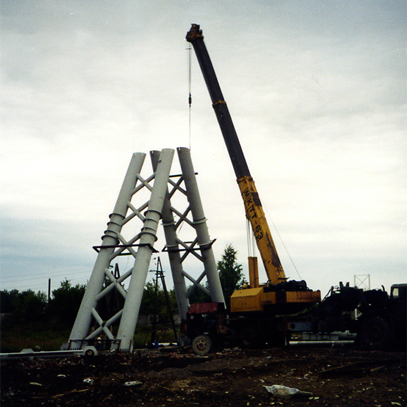 На испытательном полигоне струнного транспорта Юницкого производится монтаж узлов второй анкерной опоры на строящемся стенде Путевая структура