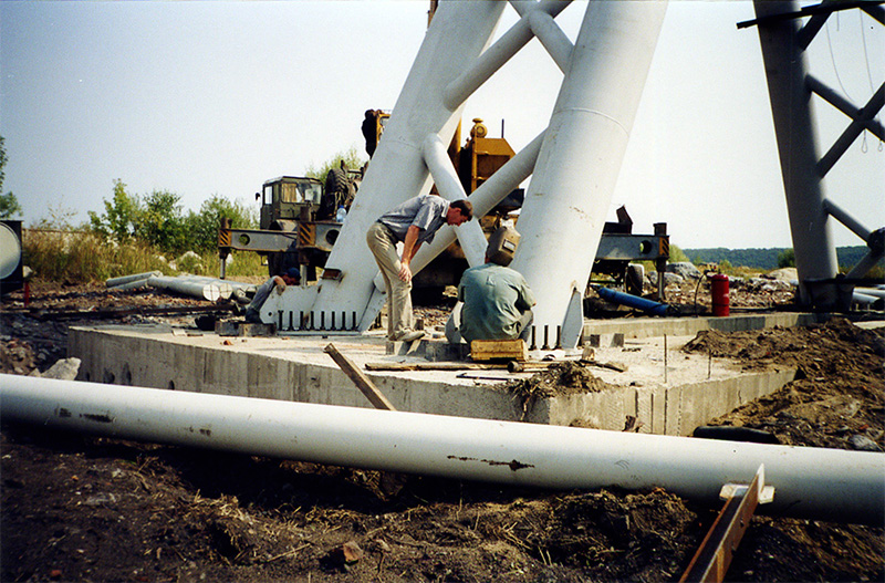 На испытательном полигоне струнного транспорта Юницкого производится монтаж узлов второй анкерной опоры на строящемся стенде Путевая структура