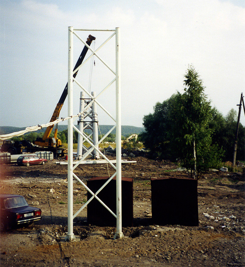На испытательном полигоне струнного транспорта Юницкого производится монтаж узлов второй анкерной опоры на строящемся стенде Путевая структура