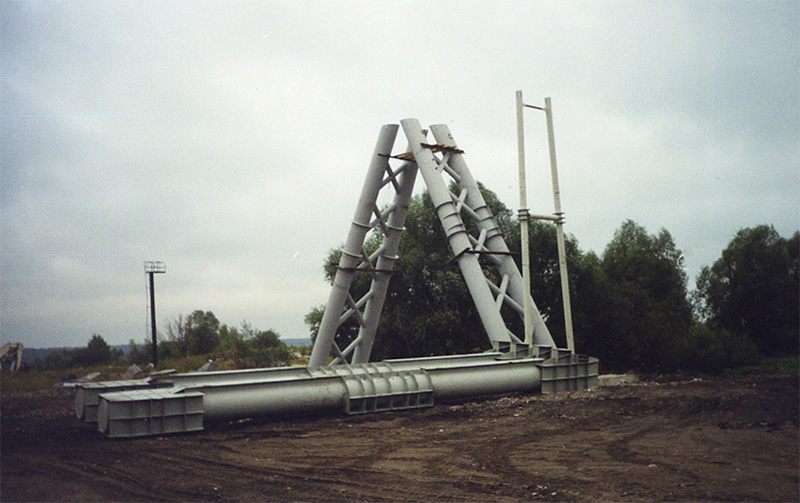 На испытательном полигоне струнного транспорта Юницкого производится монтаж узлов второй анкерной опоры на строящемся стенде Путевая структура