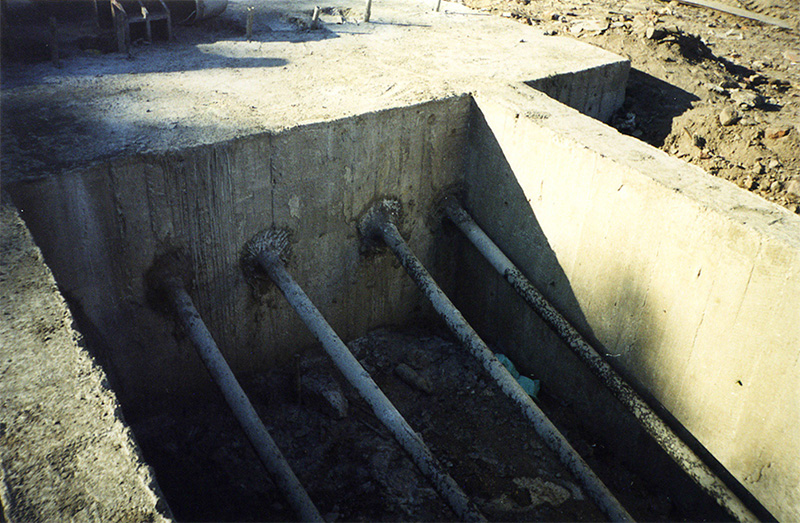 На испытательном полигоне струнного транспорта Юницкого производится монтаж узлов второй анкерной опоры на строящемся стенде Путевая структура