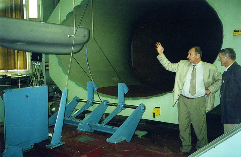 Генеральный директор - генеральный конструктор ОАО Научно-производственная компания Юницкого А.Э. Юницкий организовал и принял участие в продувке высокоскоростного юнибуса масштаба 1:5 в аэродинамической трубе, в результате которой было получено уникальное значение коэффициента аэродинамического сопротивления