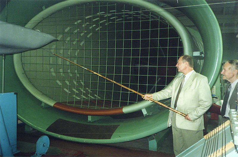 Генеральный директор - генеральный конструктор ОАО Научно-производственная компания Юницкого А.Э. Юницкий организовал и принял участие в продувке высокоскоростного юнибуса масштаба 1:5 в аэродинамической трубе, в результате которой было получено уникальное значение коэффициента аэродинамического сопротивления