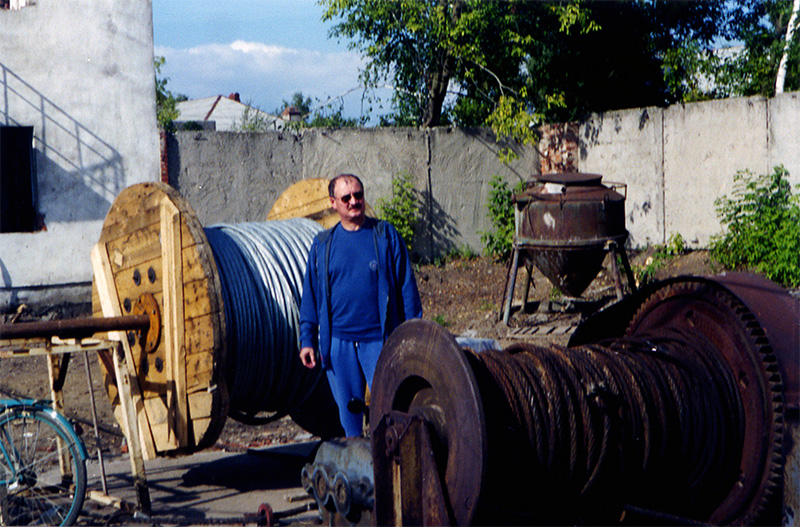 На испытательном полигоне СТЮ под непосредственным контролем генерального конструктора А.Э. Юницкого осуществляется монтаж несущих элементов анкерных опор строящегося стенда Путевая структура