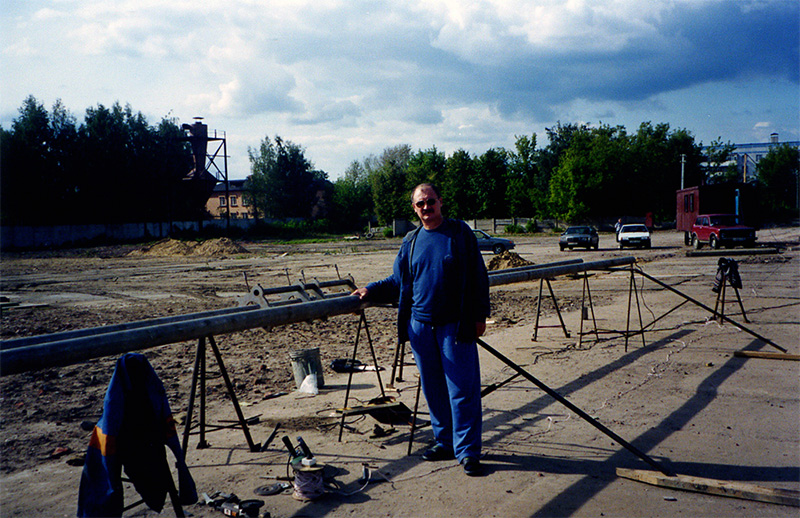 На испытательном полигоне СТЮ под непосредственным контролем генерального конструктора А.Э. Юницкого осуществляется монтаж несущих элементов анкерных опор строящегося стенда Путевая структура