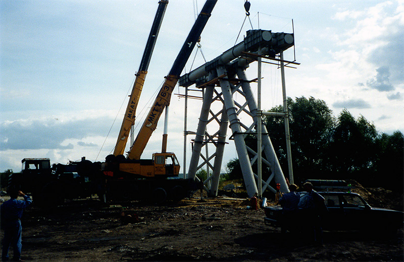 На испытательном полигоне СТЮ под непосредственным контролем генерального конструктора А.Э. Юницкого осуществляется монтаж несущих элементов анкерных опор строящегося стенда Путевая структура