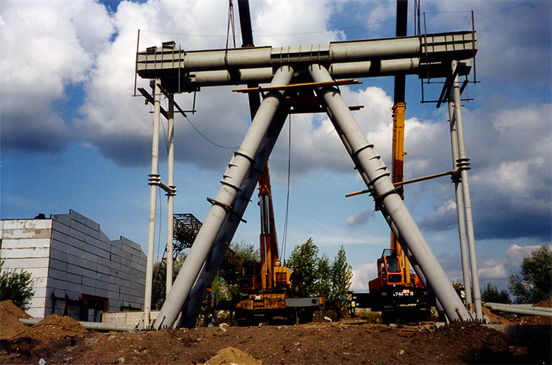 На испытательном полигоне СТЮ под непосредственным контролем генерального конструктора А.Э. Юницкого осуществляется монтаж несущих элементов анкерных опор строящегося стенда Путевая структура