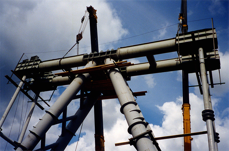 На испытательном полигоне СТЮ под непосредственным контролем генерального конструктора А.Э. Юницкого осуществляется монтаж несущих элементов анкерных опор строящегося стенда Путевая структура