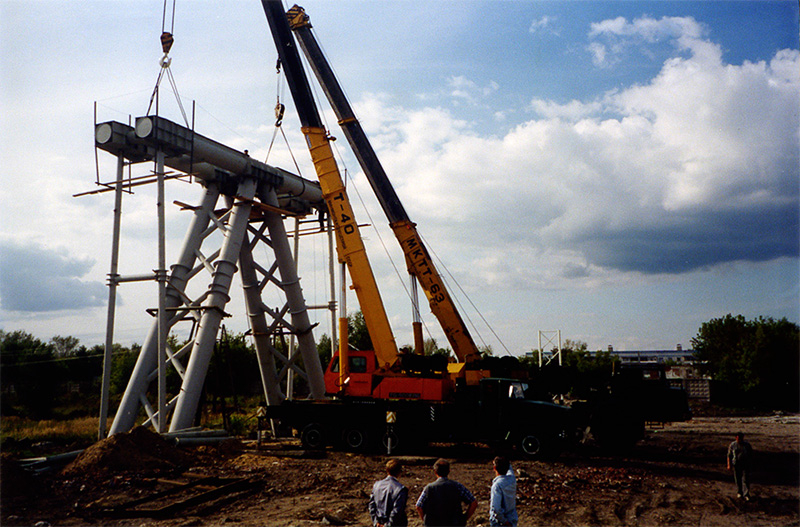 На испытательном полигоне СТЮ под непосредственным контролем генерального конструктора А.Э. Юницкого осуществляется монтаж несущих элементов анкерных опор строящегося стенда Путевая структура