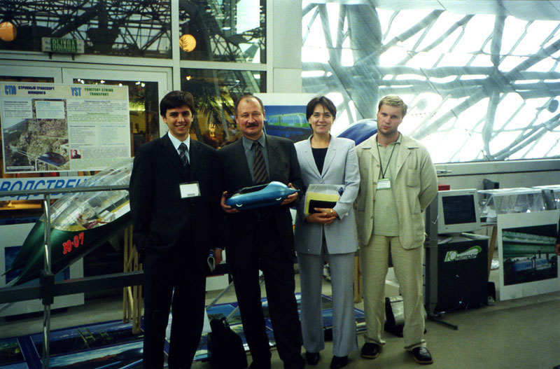 Сотрудники ОАО НПК Юницкого на Автосалоне-2001