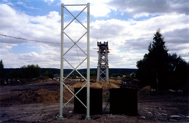 Автор и генеральный конструктор СТЮ Анатолий Юницкий проконтролировал технологию натяжения канатов строящегося стенда Путевая структура на испытательном полигоне в г. Озёры Московской области