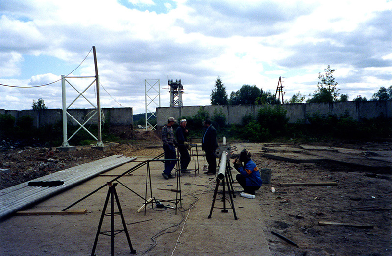 Автор и генеральный конструктор СТЮ Анатолий Юницкий проконтролировал технологию натяжения канатов строящегося стенда Путевая структура на испытательном полигоне в г. Озёры Московской области