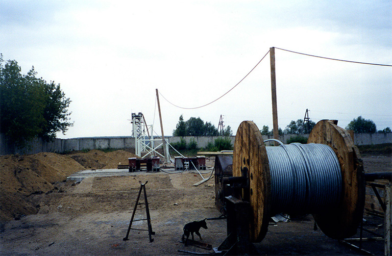 Автор и генеральный конструктор СТЮ Анатолий Юницкий проконтролировал технологию натяжения канатов строящегося стенда Путевая структура на испытательном полигоне в г. Озёры Московской области