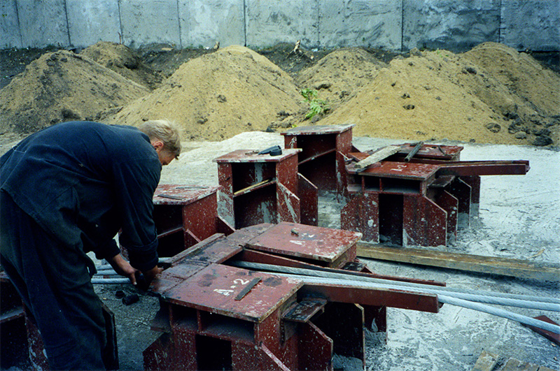Автор и генеральный конструктор СТЮ Анатолий Юницкий проконтролировал технологию натяжения канатов строящегося стенда Путевая структура на испытательном полигоне в г. Озёры Московской области