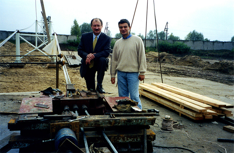 Автор и генеральный конструктор СТЮ Анатолий Юницкий проконтролировал технологию натяжения канатов строящегося стенда Путевая структура на испытательном полигоне в г. Озёры Московской области