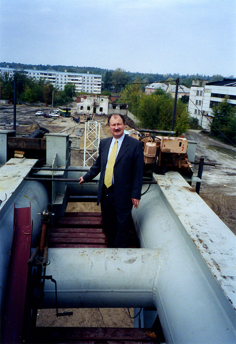 Автор и генеральный конструктор СТЮ Анатолий Юницкий проконтролировал технологию натяжения канатов строящегося стенда Путевая структура на испытательном полигоне в г. Озёры Московской области