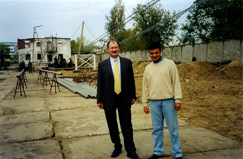 Автор и генеральный конструктор СТЮ Анатолий Юницкий проконтролировал технологию натяжения канатов строящегося стенда Путевая структура на испытательном полигоне в г. Озёры Московской области