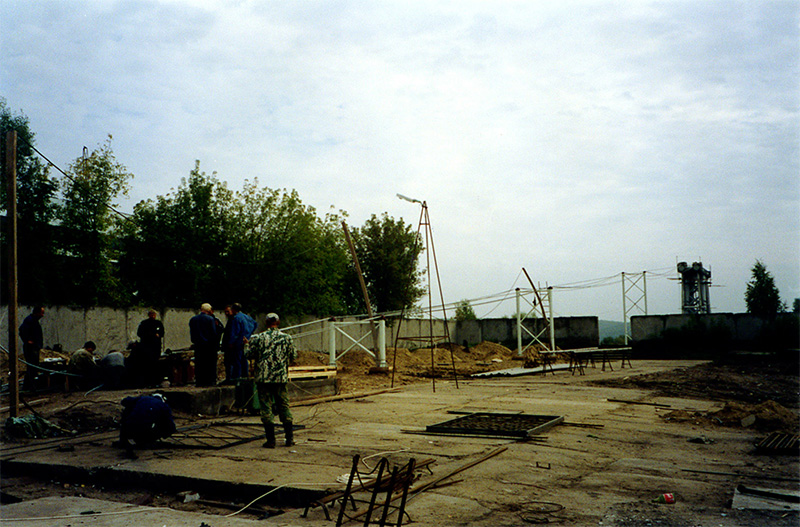 Автор и генеральный конструктор СТЮ Анатолий Юницкий проконтролировал технологию натяжения канатов строящегося стенда Путевая структура на испытательном полигоне в г. Озёры Московской области