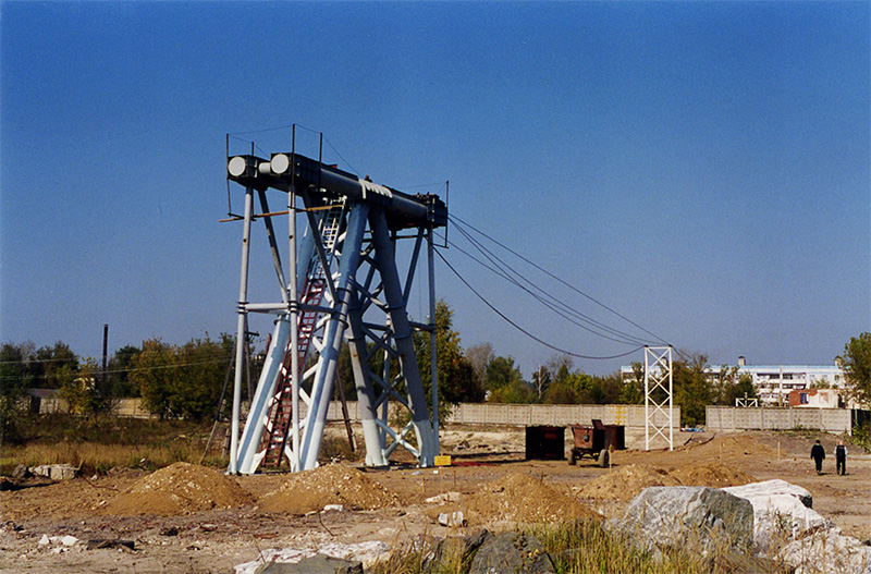 На строящемся стенде Путевая структура осуществлено натяжение струн с последующим монтажом струнного рельса