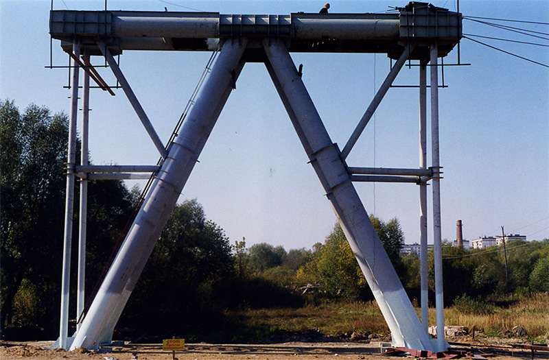 На строящемся стенде Путевая структура осуществлено натяжение струн с последующим монтажом струнного рельса