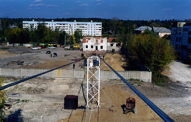 На строящемся стенде Путевая структура осуществлено натяжение струн с последующим монтажом струнного рельса