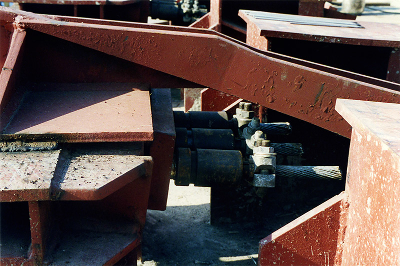 На строящемся стенде Путевая структура осуществлено натяжение струн с последующим монтажом струнного рельса