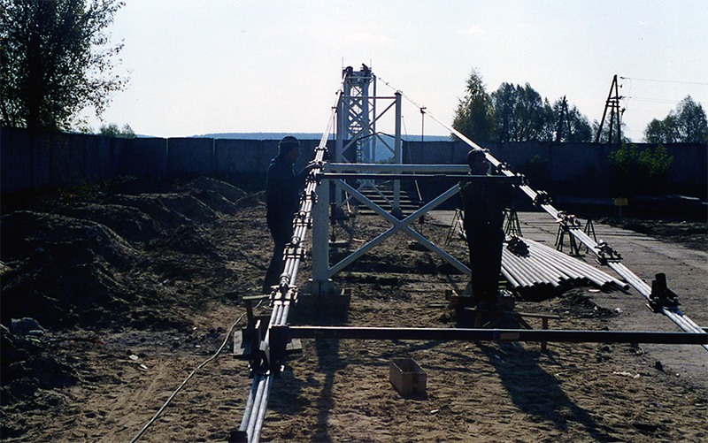 На строящемся стенде Путевая структура осуществлено натяжение струн с последующим монтажом струнного рельса